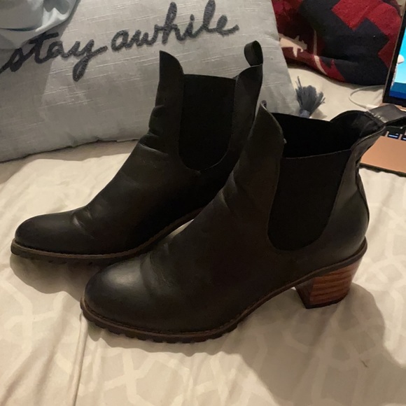 Women's size 9 heeled boots - Picture 2 of 3